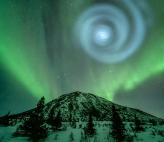 Estranha espiral azul surge entre aurora boreal